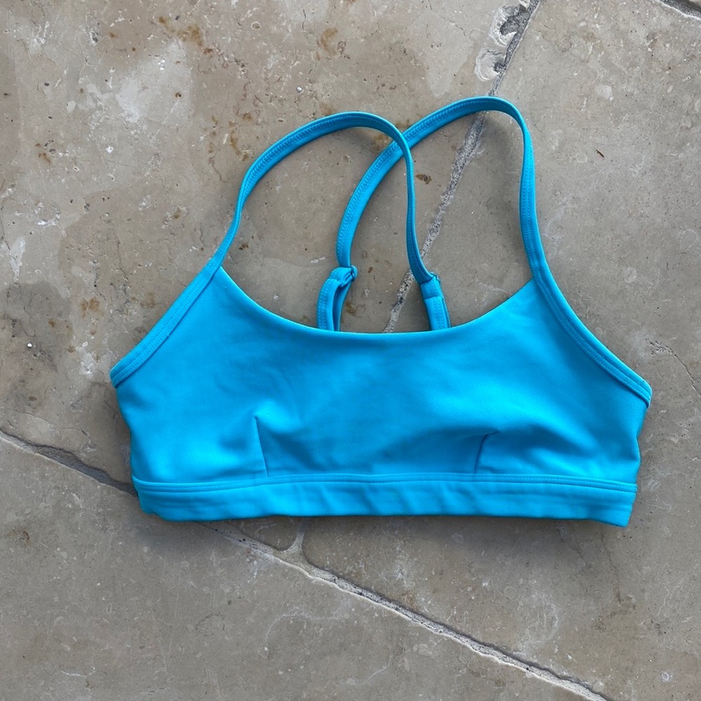 Adorable, sexy sea blue sports bra, so flattering and so distinctly ALO. Lovely.